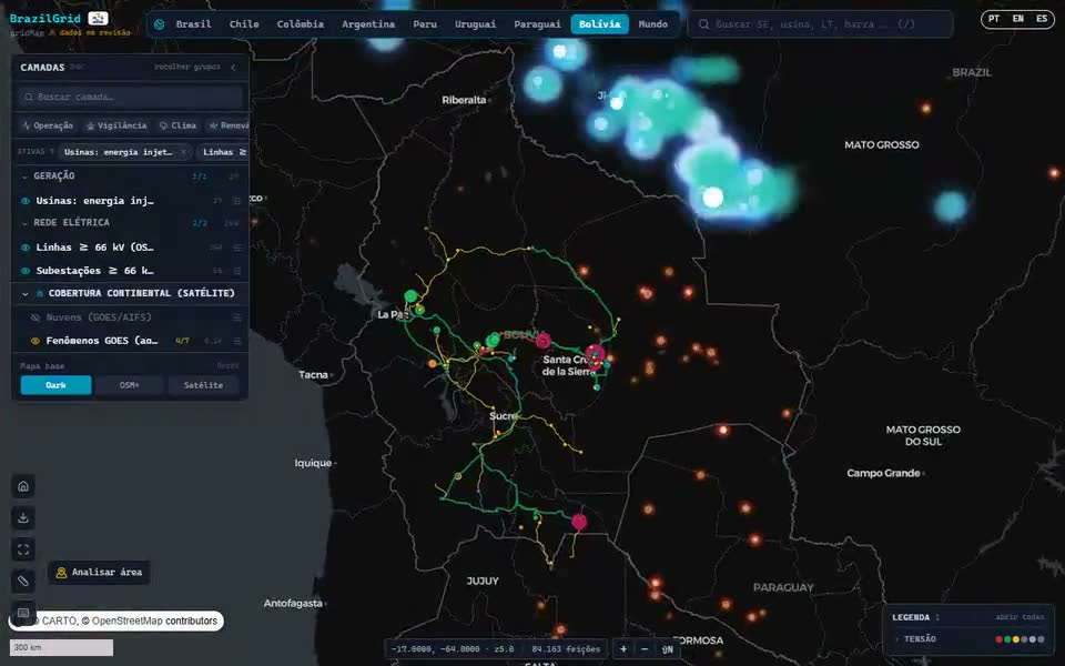 Animación: el selector de arriba de gridMap recorre los 8 países — Brasil, Chile, Colombia, Argentina, Perú, Uruguay, Paraguay y Bolivia —; en cada clic el mapa encuadra el país y el panel de capas cambia a las capas de ese país (centrales, líneas, subestaciones y, donde existe, la alarma por activo), con la leyenda de tensión del propio país. La grabación muestra la interfaz en portugués.